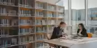 Una biblioteca moderna con estanterías llenas de libros sobre SEO