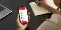 Hombre sosteniendo un teléfono móvil con anuncios de Google en la pantalla
