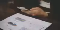 Persona analizando el tráfico de las redes sociales