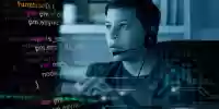 Programador trabajando con variables en JavaScript