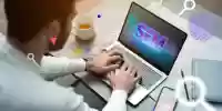 Webmaster trabajando en una laptop, rodeado de palabras clave y títulos de SEO